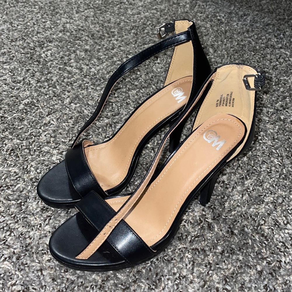 Size 7 heel.Not sure which brand but I bought them at Shoe Dept over a year ago.